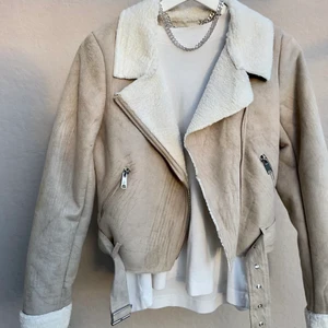 Mockajacka  - Säljer min sprillans nya mockajacka, då jag inte hittat användning för den ännu 🌼🌼 Den är super mysig och varm till både höst och vinter 🍂❄️ Den har stora fickor och ett bälte, den är även vadderad med fake päls 🌻 Är du intresserad så kontakta mig! Köparen står för frakten 📦 📦📫