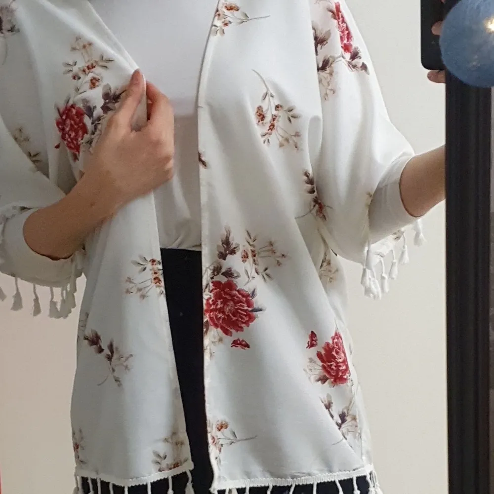 Snygg kimono från Shein. Oanvänd. passar både st S och M. . Tröjor & Koftor.