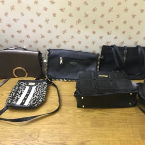 Väskor  - Första bilden: 100/styck    Andra bilden: 300