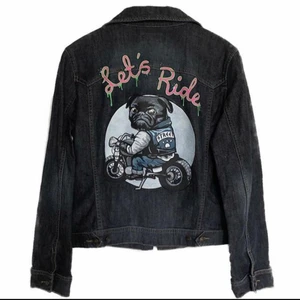 Målad jeansjacka  - Köpt jeansjacka på instagram av en jätteduktig tjej som målar den själv! Färgen är vattentålig. Storlek S