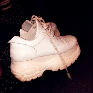 Platåskor  - säljer mina supersnygga buffalo-liknade platåskor, de är sparsamt använda och i ett bra skick. nypris var 1999:- och priset är förhandlingsbart! 