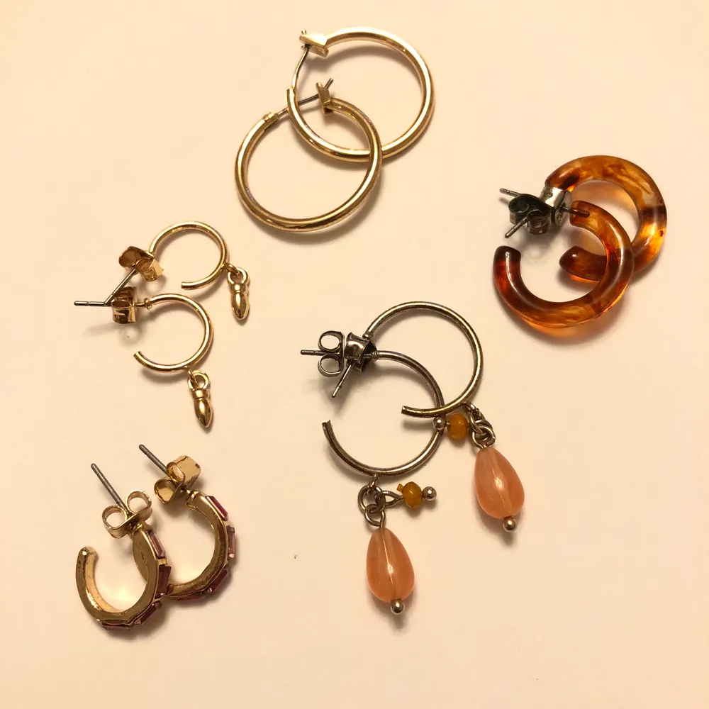 Guldfärgade örhängen från olika affärer, 25kr/par eller 100 kr för alla. Köparen står för frakten men kan även mötas upp i Stockholm. !!Alla smycken saneras!!. Accessoarer.
