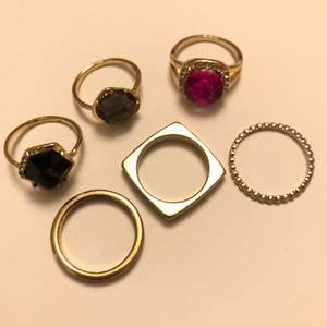 Säljer dessa sex ringar i guldfärg, alla för 100 kr. Köparen står för frakten men kan även mötas i Stockholm. !!Allt saneras innan!!