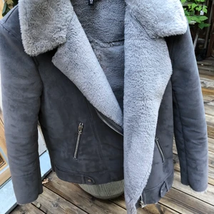 Höst/vinter bikerjacka! - Så gosig och varm jacka från H&M! Skicket är som nytt, enda att anmärka på är att sömmarna i fickorna har gått upp men detta lagas enkelt med nål och tråd! Skriv privat för bild! Pris inkl frakt!