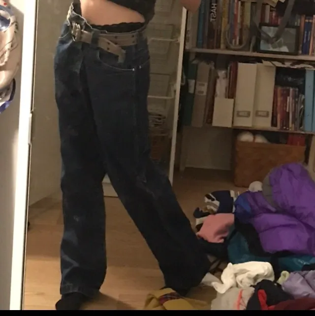 Aaaaasballa baggy jeans från Tommy Hillfigger. Sjukt snygga detaljer på baksidan som jag kan skicka mer bilder på vid intresse. Dom är stora, funkar säkert från S-L. Jag är strl S och måste ha skärp men då sitter de asbra! . Jeans & Byxor.