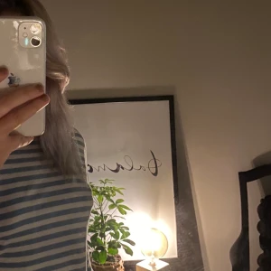 Monki tröja  - Säljer denna fina tröja ifrån Monki, använd fåtal gånger.                    Skriv vid intresse🤍.                                                                                   Flera som är intresserade så buda gärna!                                80kr + frakt