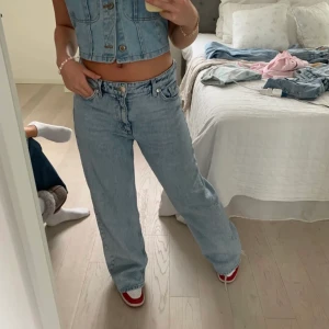 Jeans - Säljer dessa jeans från monki! Super fina då de är oversize och blir därför lågmidjade. Inte mina bilder!!!!