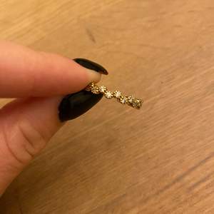 Guldfärgad ring från Bianca Ingrossos kollektion med Guldfynd. Fint skick