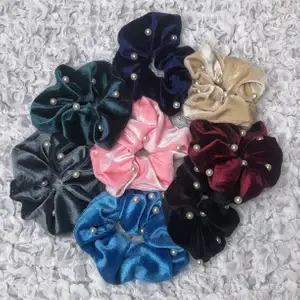 Världens bästa scrunchies med ursöta pärlor på 😍🙌🏼💖🌈✨ Endast 25kr/st 💥💥 Beställ på www.byhedda.se  