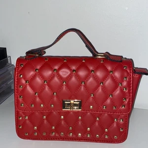 Röd väska  - Jag säljer denna Valentino inspirerade väskan. Använd 1 gång 