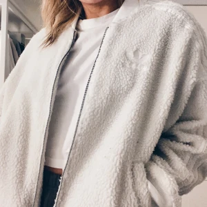 Adidas jacka  - Säljer min käraste Adidas teddyjacka, jättevarm o fluffig nu till höst! Vintage- finns inte längre att köpa! Har tyvärr inte kommit till så mycket användning, därför jag säljer den. Djur- och rökfritt hem. Vid flera intresserade blir det budgivning! 