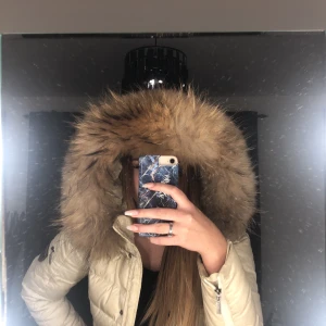 Jacka - De här är en vit rock and blue ( äkta ) jacka som jag har haft ett bra tag nu. Den är hel alltså inga hål eller skador på den. Pälsen är äkta också.