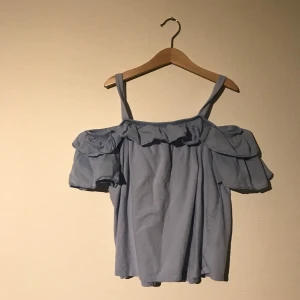 Jätte söt ljus blå off-sholder tröja - Sjukt söt off-shoulder tröja från Gap (barnavdelningen) men passar även stl Xs i vuxenavdelningen. Frakt ingår ej