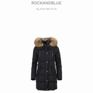  - Så himla fin jacka i fantastik kvalitet fodrade fickor i mysigt o varmt material, man får plats med typ allt i fickorna o de syns inte på jackan om man fyller upp hela fickorna vilket e as bra! Så fin o skön men säljer då ja inte använder den längre 