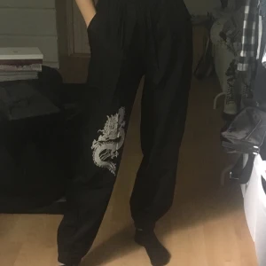 Snygga byxor drake - Skitcoola & sköna byxor, liknar kostymbyxor lite. Äkta fickor fram och draktryck på benet! Strl 36 aldrig använda då de inte passade mig som jag ville 🥺 tight nere vid ankeln och midjan är justerbar så passar både 32/34/36 kanske 38! frakt tillkommer 💕 är många intresserade blir de budgivning! ❣️Har även ett par helsvarta utan tryck tillsalu i min profil!❣️