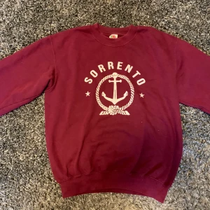 Sorrento sweatshirt - Vinröd sweatshirt köpt i Italien. Superskön och använd endast några gånger. Storlek S men passar även M. Går att mötas upp i Stockholm eller skickas mot kostnad.