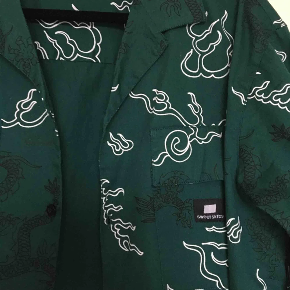 Mörkgrön Custom-cropped skjorta från Sweet Sktbs (dragon print) 🐉Oavänd. Frakt tillkommer. . Skjortor.