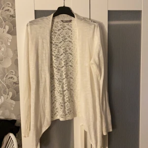 Spets kofta - Aldrig använt, men en sån fin kofta! Köparen står för frakten 