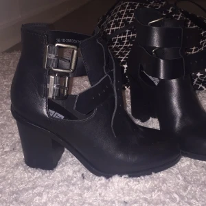  - Snygga skor ifrån Din sko, använda en gång. Storlek 36, säljes för 150 kr. Hämtas upp i Göteborg
