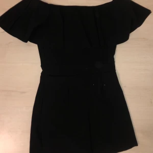 Svart byxdress - En jättefin svart byxdress som aldrig är använd. Köpt i Danmark. 