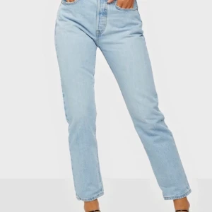 Levis 501 - Köpte på Levis för 1099kr. Väldigt fina och använda en gång, säljer pågrund av att de är lite stora. Jeansen är i storlek 26/31 och jag är 168cm lång. Buda!💛💛