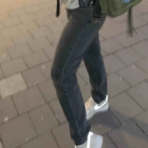  - Svarta jeans från zara!! Super snygga och enkla med snygg slitning, mid waist
