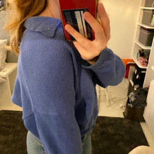 Zara träja - Stickad tröja från zara i en najs blå färg. Tröjan är lite v-ringad och har sedan en ”krage” runt om som en piké tröja. Är i storlek L men sitter som en M/S