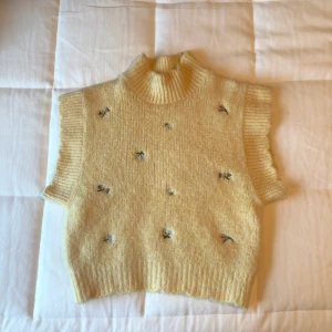 Väst från Zara - Superfin populär väst från Zara!! Passar XS-M