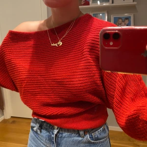 Röd stickad  - (Bilder på min syrra) Röd stickad tröja ifrån NA-KD i storlek S. Jättebra skick, säljer för 100kr. Frakt tillkommer 