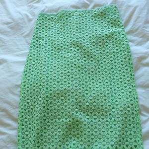 Grön skjol från Zara storlek M. Priset ingår med frakten. 😊
