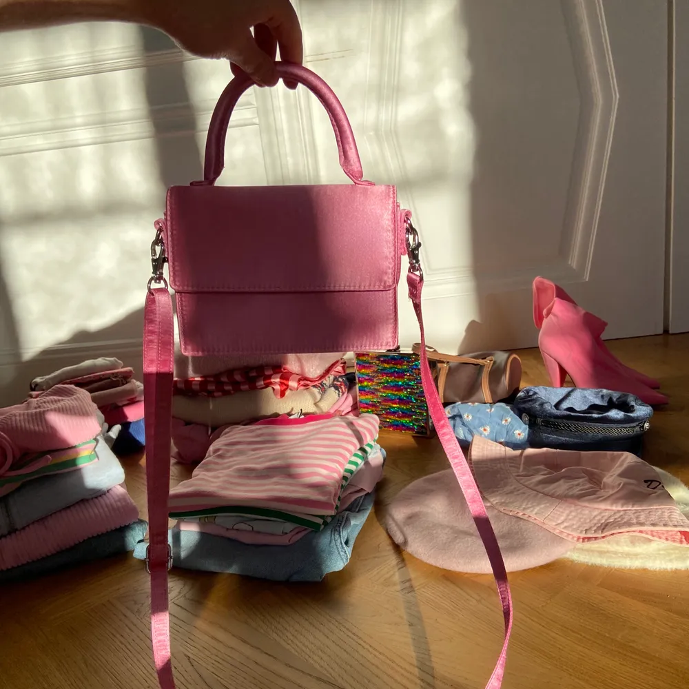 Rosa väska från Monki! Helt slutsåld!! Har aldrig kommit till användning så är i bra skick 💗💗💗 (Första bilden är lånad)                                                                           . Väskor.