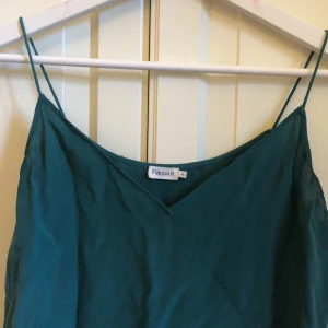 Filippa K linne 100% silke - Filippa K linne i en härlig grön färg i 100% silke. Nypris 1300kr. Har en lös och rak passform. Passar xs-m