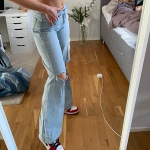 Byxor från junkyard - Populära jeans från junkyard som jag klippt hål i själv, en liten skada på runpan som man ser på bild 2 men inget man tänker på! Storlek 29 men passar bra på mig som har S 💝💝 bjuder på frakten som är spårbar via postnord lättfrakt (63kr 
