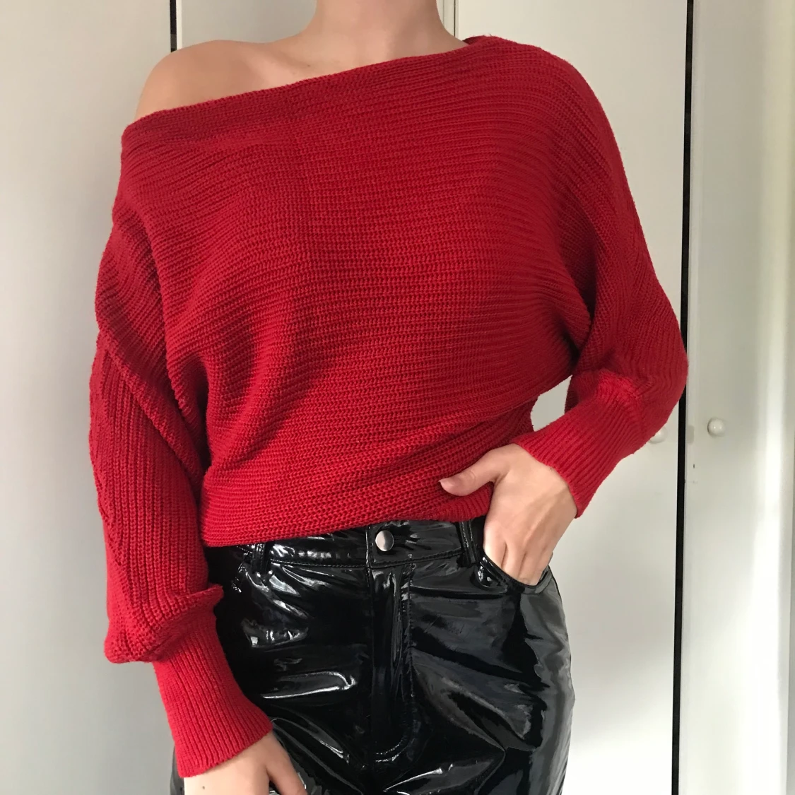 Röd stickad off shoulder tröja - 90