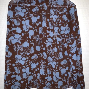 Unik tröja - Fin och unik tröja. Brun/blå mönstrig. Mycket bra skick, knappast använd. 