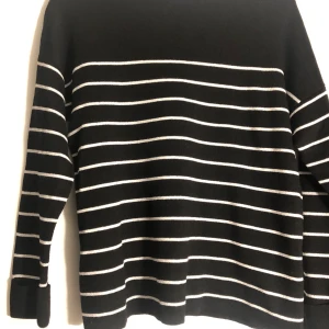 Basic top - Stilren randig tröja i svart/vit. Fint skick🖤