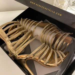 Rebecca Stella - klackar  - 🦋Rebecca Stella klackar i storlek 36 🦋Obs! Frakt ingår inte i priset! 🦋Oanvända 🦋