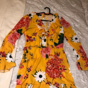 Jumpsuit - Jumpsuit i shorts. Blommig och riktigt söt 