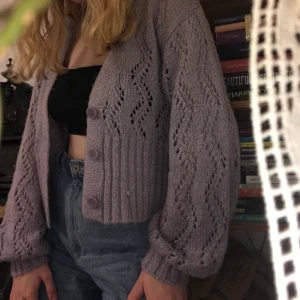 Lila lindex-kofta - Säljer denna populära lila hålstickade koftan från lindex! Har knappt använt så är i mycket gott skick, storlek XS 