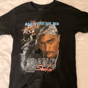 2pac all eyez on me t shirt - Säljer denna coola 2pac tröja jag köpte några veckor sedan på junkyard, tror ej man kan köpa längre där men kan ha fel. Kommer inte till så mycket användning och den är lite för stor på mig då jag är väldigt liten, annars finns det inga fel med den. 🖤