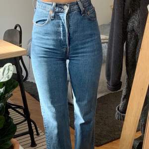 Levi’s jeans i modell ribcage straight. Använda ett fåtal gånger, fint skick. Sitter väldigt snyggt men säljer pga att de blivit för små. Frakt tillkommer!