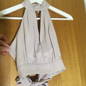 Crop top  - Söt croppad top med knytning i ryggen och spets bak, gammelrosa. Köpt i Australien. ❤️ Storken 6 (ca XS). Frakt 44 kr eller hämtas upp i Lund. 