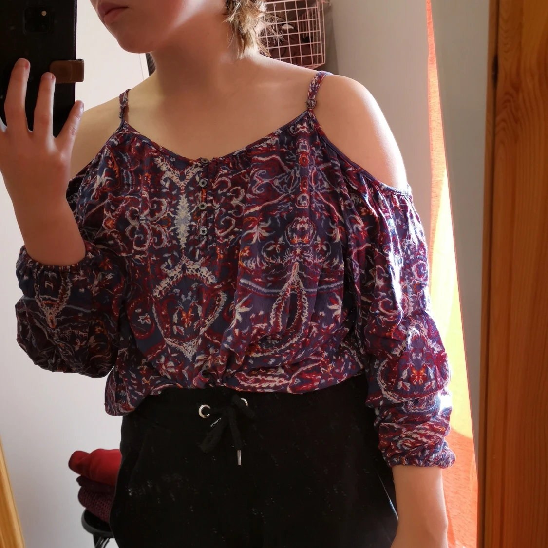 Off shoulder tröja med axelband.  - 90