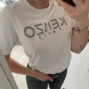 Kenzo - Hej! Säljer nu min kenzo T-shirt som är väl använd men fin. Det är en storlek M men skulle mer säga att den sitter som en S. Köparen står för frakten! 
