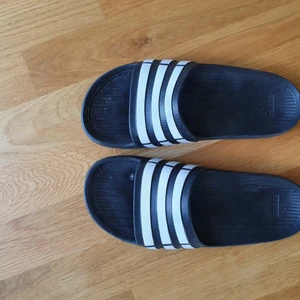 Adidas tofflor  - Säljer dessa adidas tofflorna i storlek 38 för att dom är på tok för stora för mig så har aldrig använt dom.