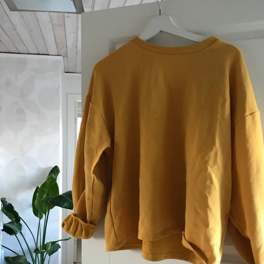 Säljer denna senapsgula sweatshirt från Pull & Bear som endast är använd 1 gång💛 Härligt färg nu till hösten, frakt tillkommer😊. Tröjor & Koftor.