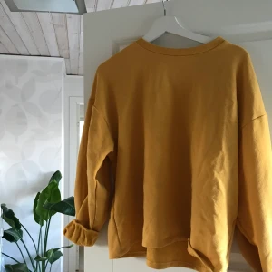 Sweatshirt Pull & Bear - Säljer denna senapsgula sweatshirt från Pull & Bear som endast är använd 1 gång💛 Härligt färg nu till hösten, frakt tillkommer😊