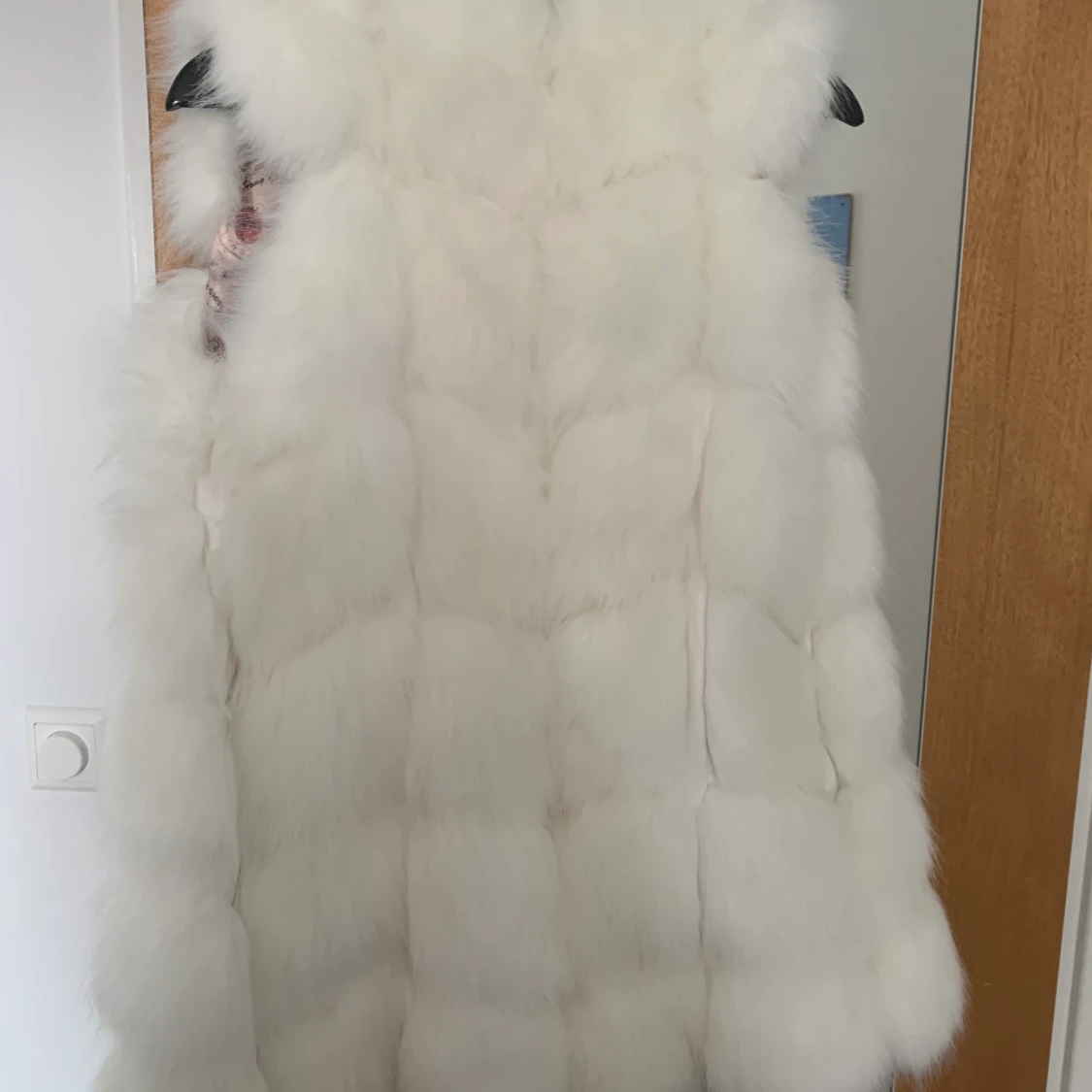 Vit väst i fuskpäls - 90