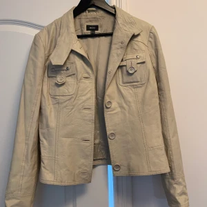 Skin jacka - Mexx skin jacka beige, superfin storlek 42 men skulle säga att det är 40. Inga fläckar som ny!!!