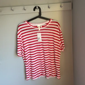 T-shirt från H&M - Randig oversized T-shirt från hm. Aldrig använd